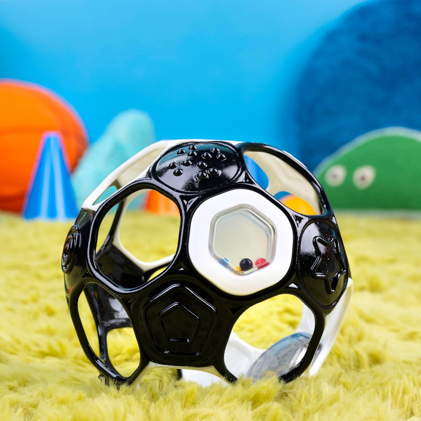 Bright Starts Oball Grippin' Goals Rattle Balón de Fútbol - Negro y Blanco, Juguete de Fácil Agarre para Recién Nacidos en Adelante